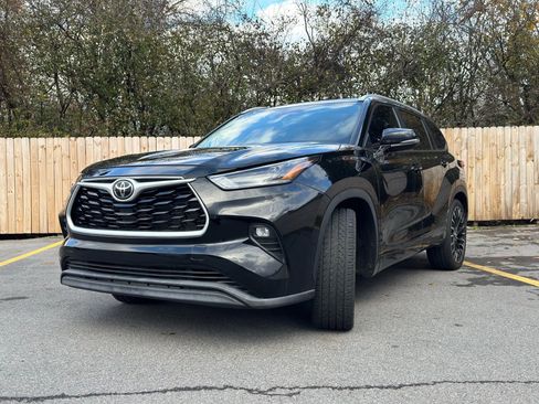 Used 2023 Toyota Highlander XLE image 3