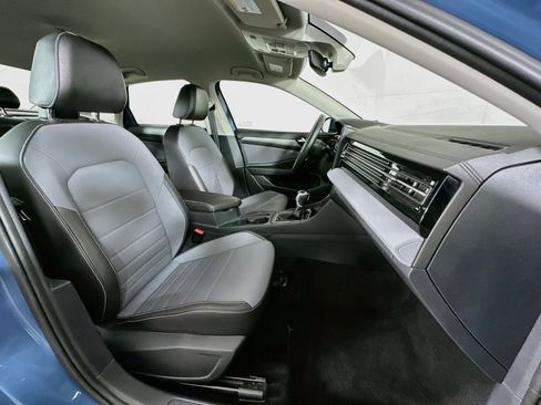 Used 2025 Volkswagen Jetta SE FWD image 29