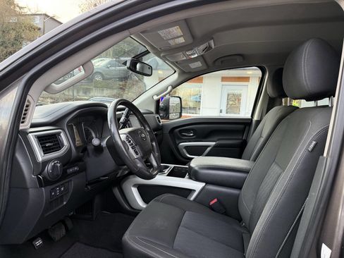 Used 2017 Nissan Titan SV image 19