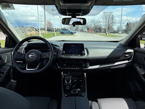 Used 2024 Nissan Rogue SV w/ SV Premium Package image 15