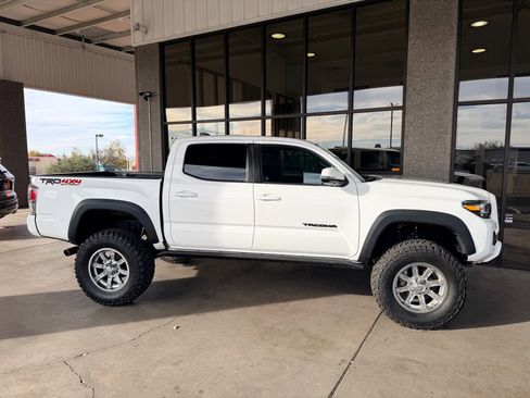 Used 2020 Toyota Tacoma TRD Off-Road image 3
