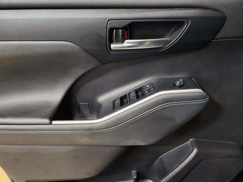 Used 2022 Toyota Highlander XLE FWD image 43