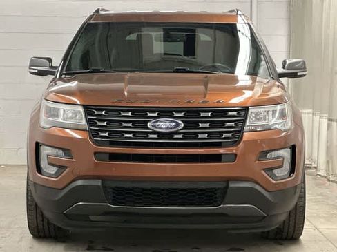 Used 2017 Ford Explorer XLT w/ Equipment Group 202A AWD/4WD image 31
