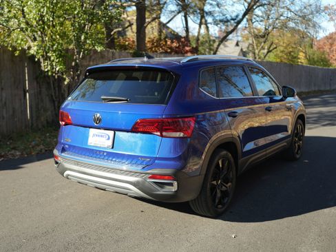 Used 2023 Volkswagen Taos SE w/ Panoramic Sunroof Package image 8
