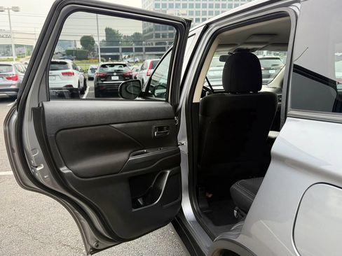 Used 2020 Mitsubishi Outlander ES FWD image 25