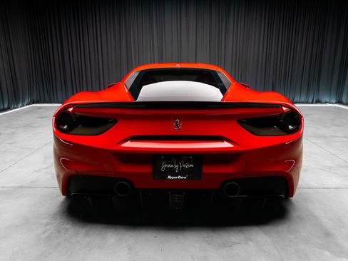 Used 2018 Ferrari 488 GTB RWD image 13