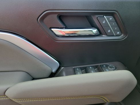Used 2025 Chevrolet Colorado ZR2 w/ Technology Package AWD/4WD image 24