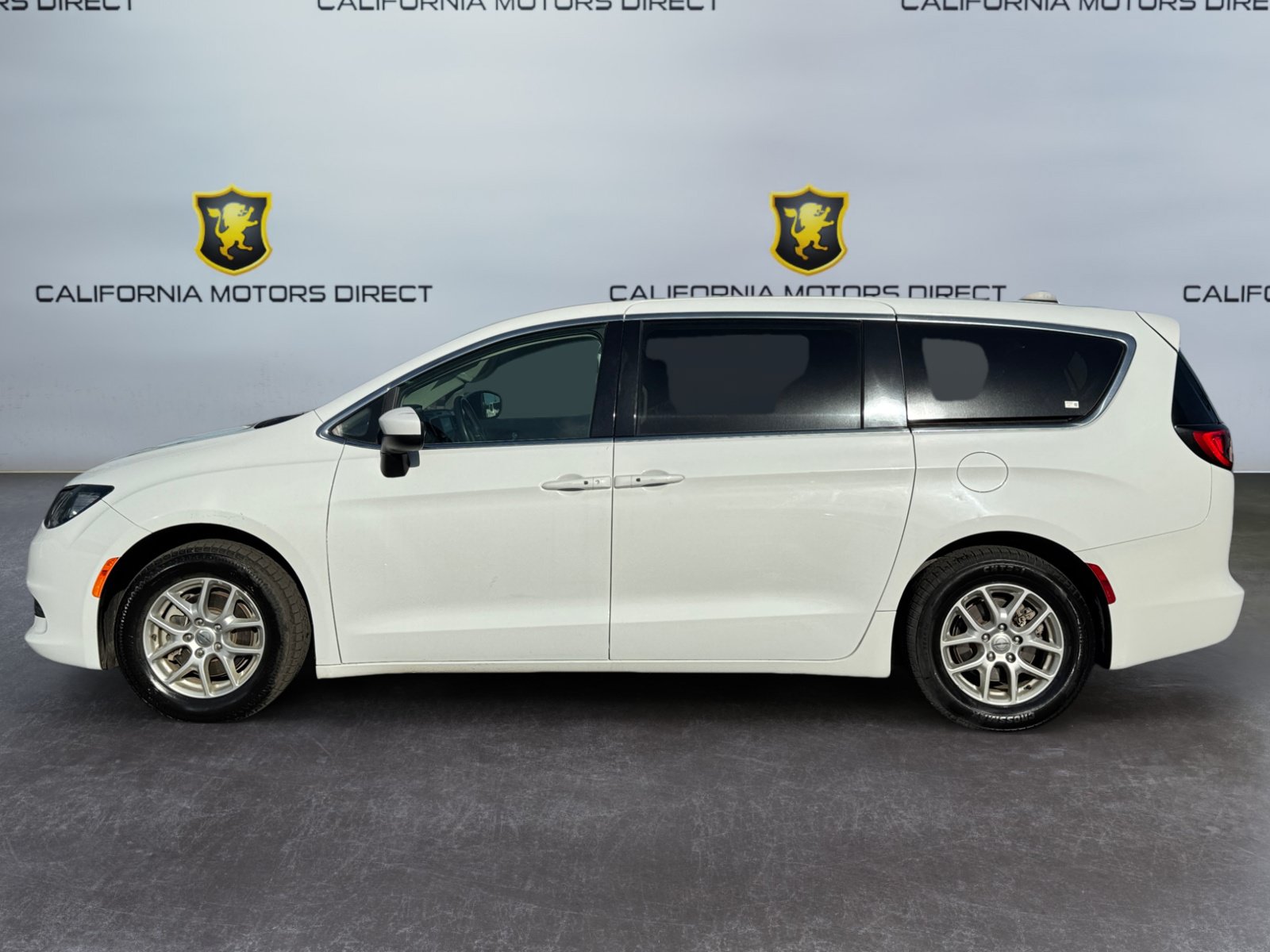 Used 2022 Chrysler Voyager LX FWD image 2