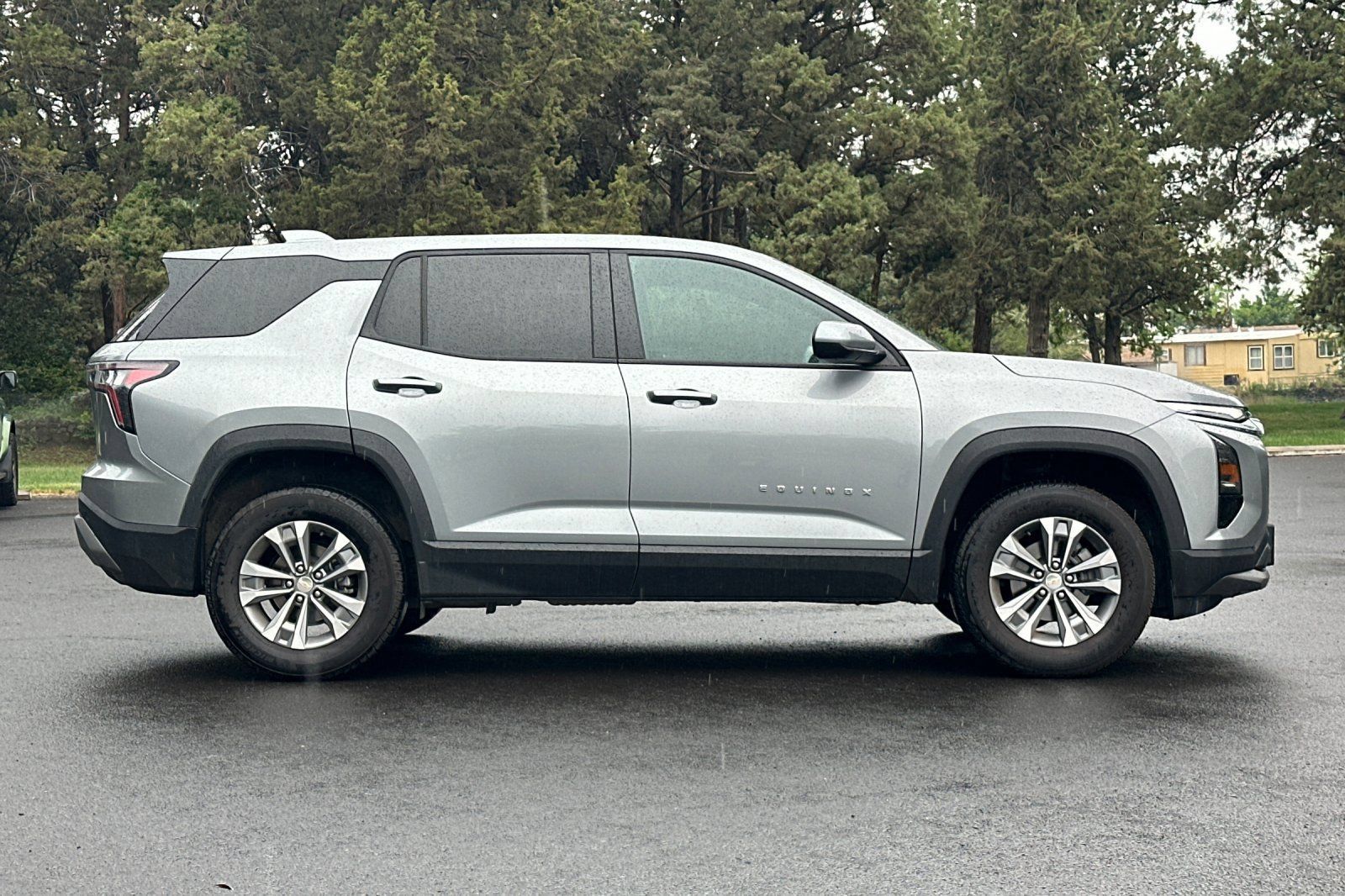 Used 2025 Chevrolet Equinox LT AWD/4WD image 3