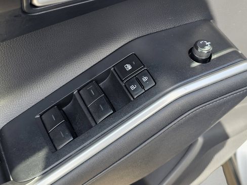 Used 2023 Toyota Highlander XLE FWD image 15