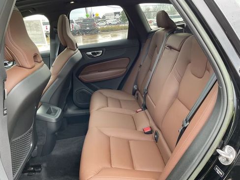 Used 2023 Volvo XC60 B5 Plus image 17
