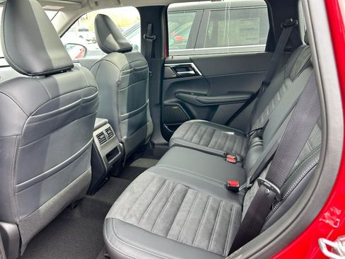 New 2025 Mitsubishi Outlander SE image 9