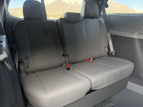 Used 2019 Toyota Sienna XLE image 23