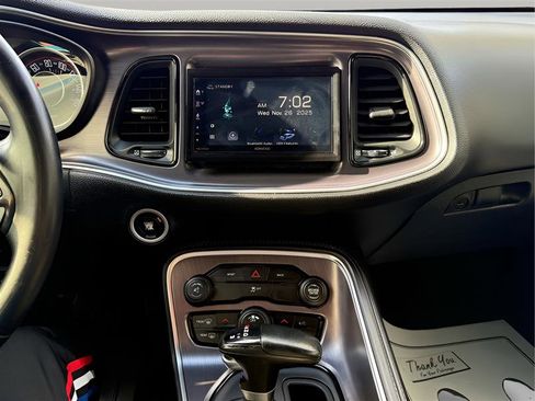 Used 2015 Dodge Challenger SXT image 18