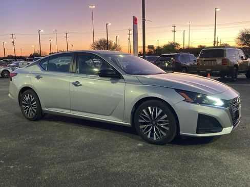 Used 2024 Nissan Altima 2.5 SV image 2