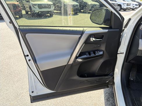 Used 2018 Toyota RAV4 Limited image 12