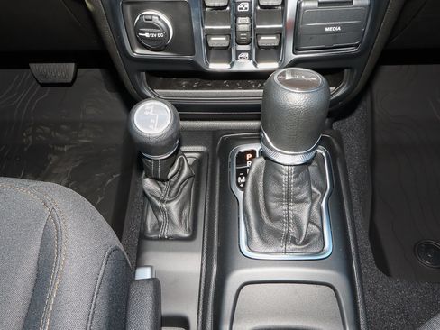 New 2025 Jeep Gladiator Sport image 20