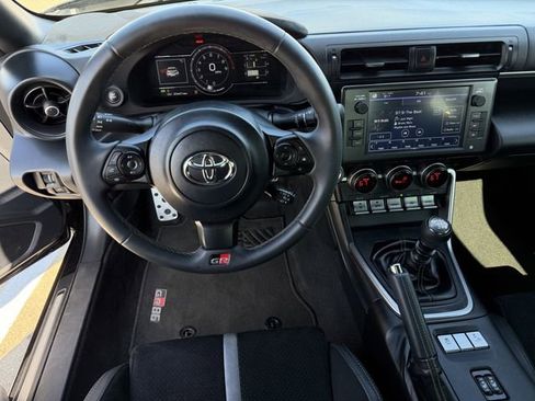 Used 2024 Toyota GR86 Premium image 12