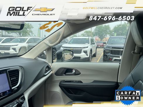 Used 2023 Chrysler Pacifica Touring-L FWD image 25