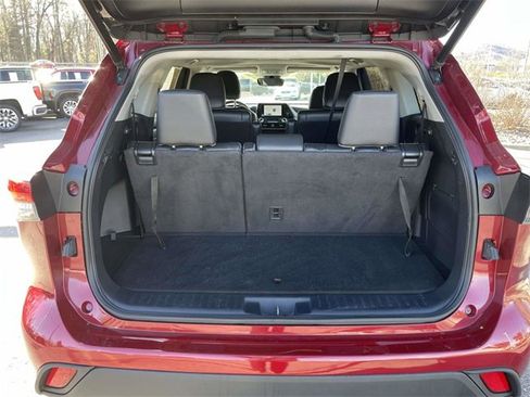 Used 2023 Toyota Highlander XLE image 13