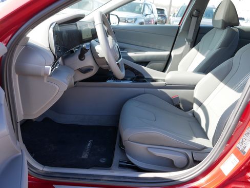 Used 2024 Hyundai Elantra SEL w/ Convenience Package image 12