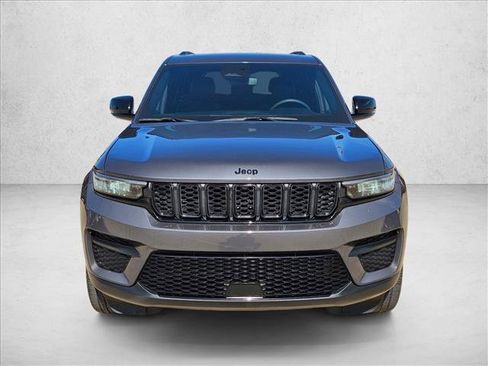 Used 2023 Jeep Grand Cherokee Altitude AWD/4WD image 2