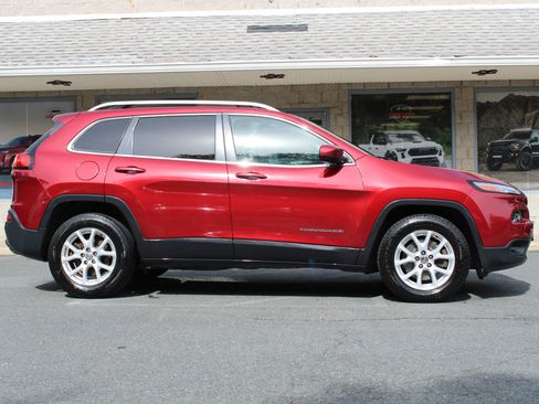 Used 2017 Jeep Cherokee Latitude w/ Comfort/Convenience Group image 23