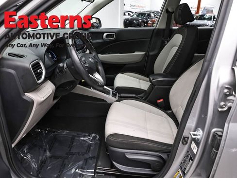 Used 2023 Hyundai Venue SEL image 14