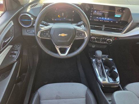 Certified 2025 Chevrolet Trax LT w/ LT Convenience Package image 14