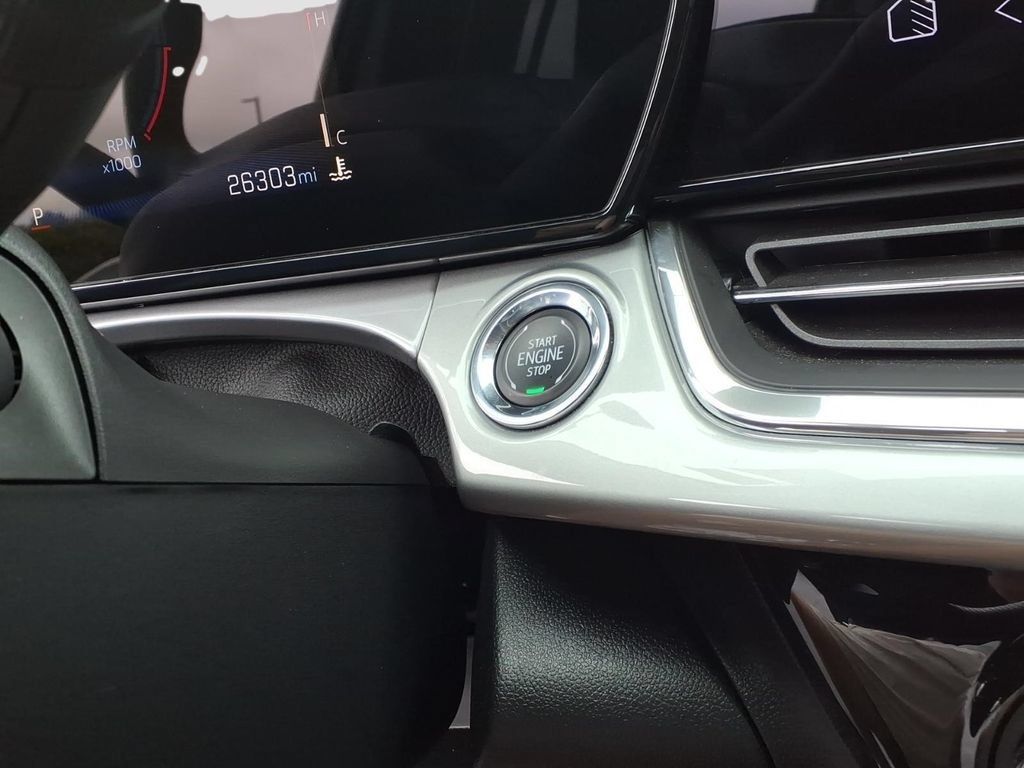 Used 2025 Chevrolet Trax LT FWD image 20