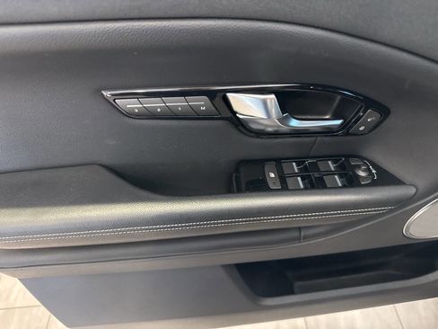 Used 2019 Land Rover Range Rover Evoque SE Premium image 23