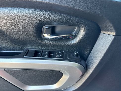 Used 2022 Nissan Titan SV image 10