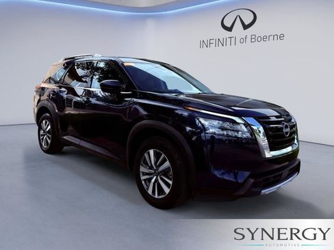Used 2025 Nissan Pathfinder SL AWD/4WD image 3