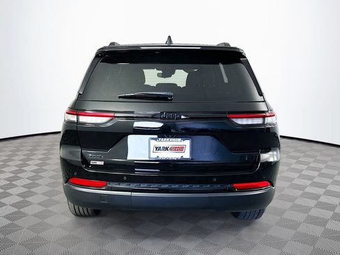 Certified 2023 Jeep Grand Cherokee Altitude AWD/4WD image 10