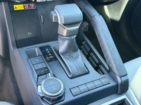 Used 2025 Toyota Tacoma SR5 AWD/4WD image 32