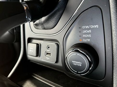 Used 2019 Jeep Cherokee Latitude Plus w/ Cold Weather Group image 15