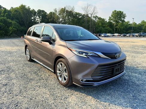 Used 2022 Toyota Sienna Platinum FWD image 7