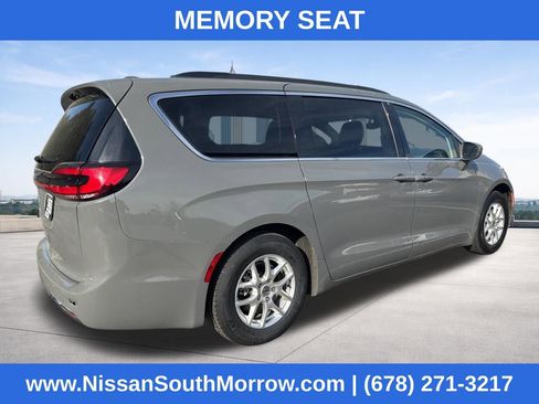 Used 2022 Chrysler Pacifica Touring-L image 4
