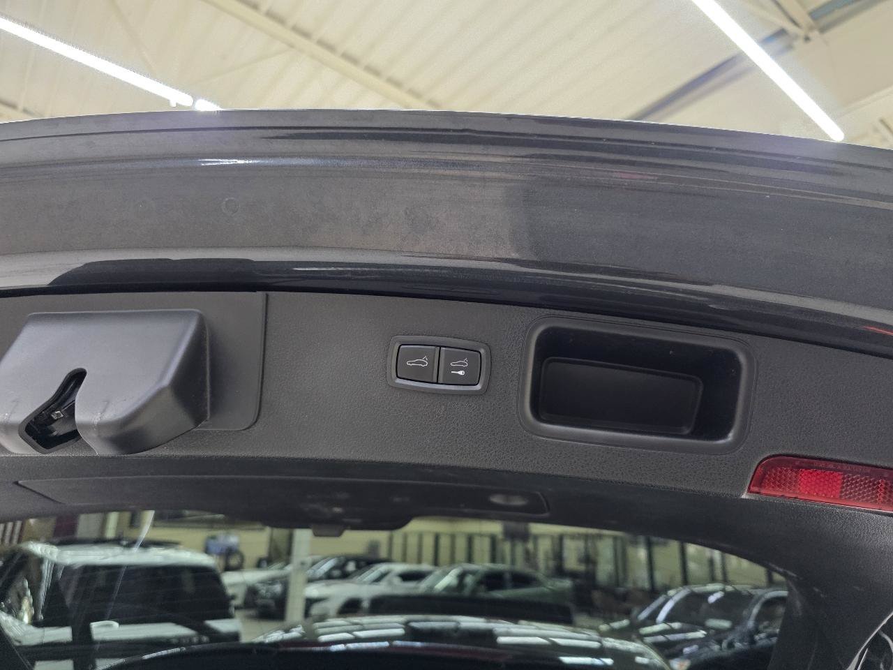 Used 2018 Porsche Macan AWD/4WD image 14