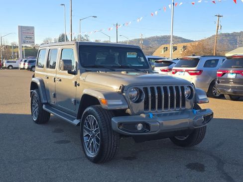 Used 2022 Jeep Wrangler Unlimited Sahara AWD/4WD image 7