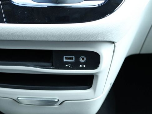 Used 2020 Chrysler Pacifica Touring-L w/ Tire & Wheel Group image 27