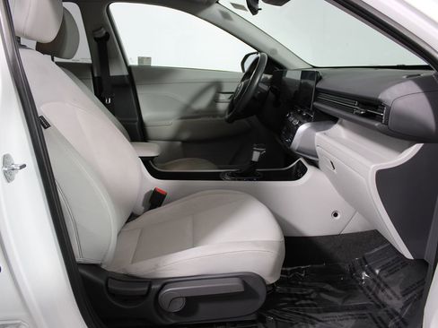 Used 2025 Hyundai Kona SEL FWD image 11