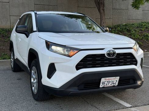 Used 2021 Toyota RAV4 LE FWD image 5