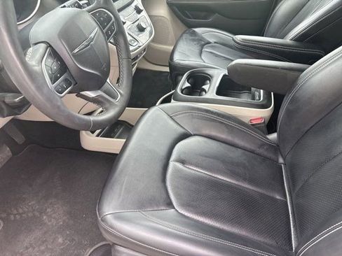 Used 2023 Chrysler Pacifica Touring-L FWD image 11