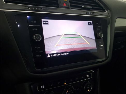 Used 2020 Volkswagen Tiguan SE w/ Panoramic Sunroof Package image 28