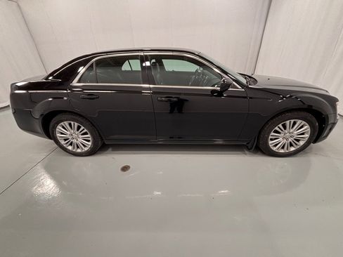Used 2013 Chrysler 300 AWD w/ Driver Convenience Group image 4