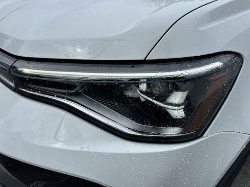 Used 2025 Volkswagen Taos SE image 9