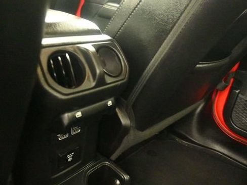 Used 2020 Jeep Gladiator Overland AWD/4WD image 13