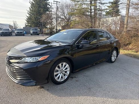 Used 2018 Toyota Camry LE image 6