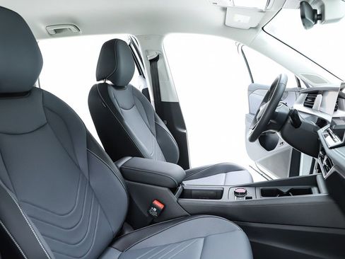 New 2026 Volkswagen Tiguan SE image 36